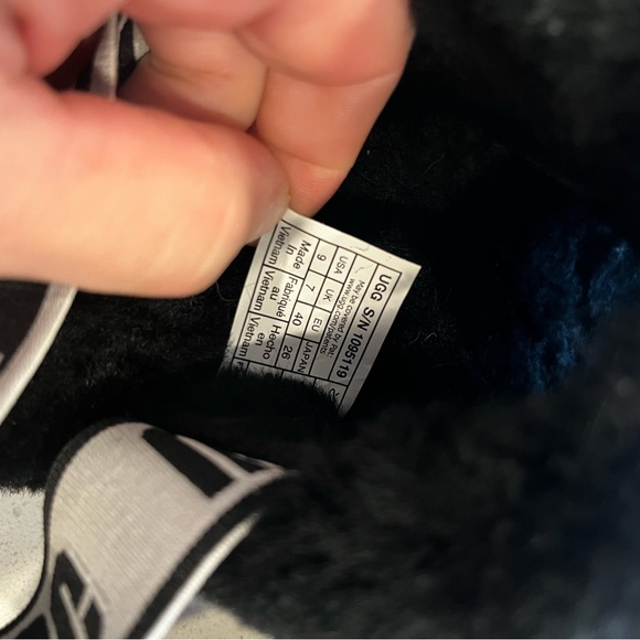 UGG fur fluff yeah sandals. Size 9! - Picture 7 of 9